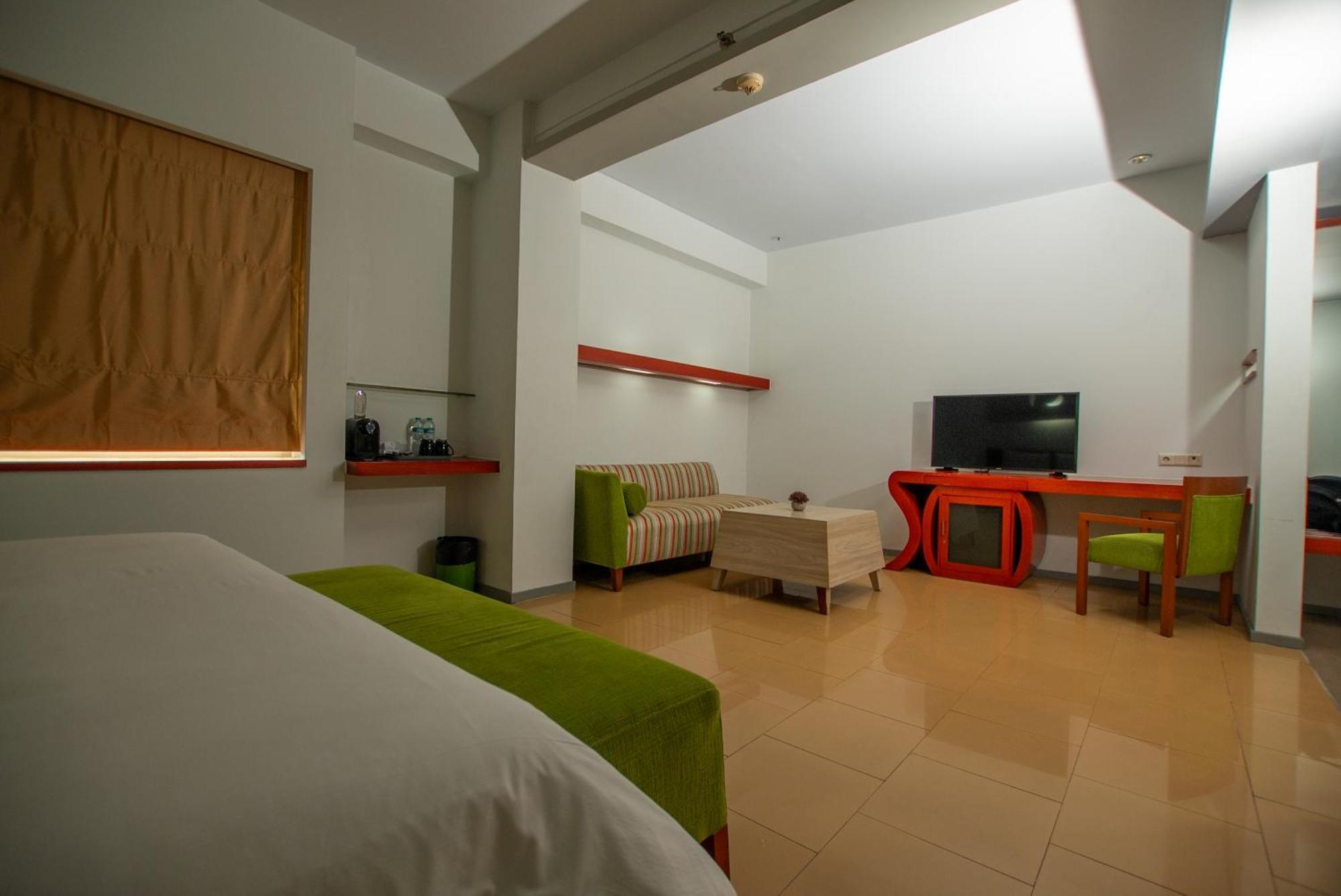 Sparks Life Jakarta, Artotel Curated Экстерьер фото