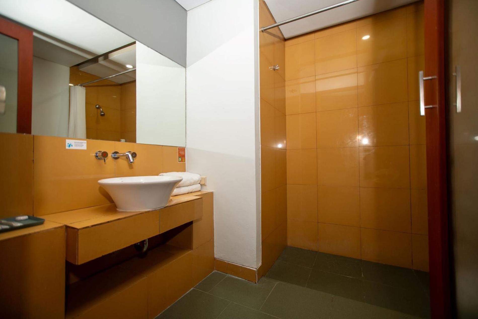 Sparks Life Jakarta, Artotel Curated Экстерьер фото