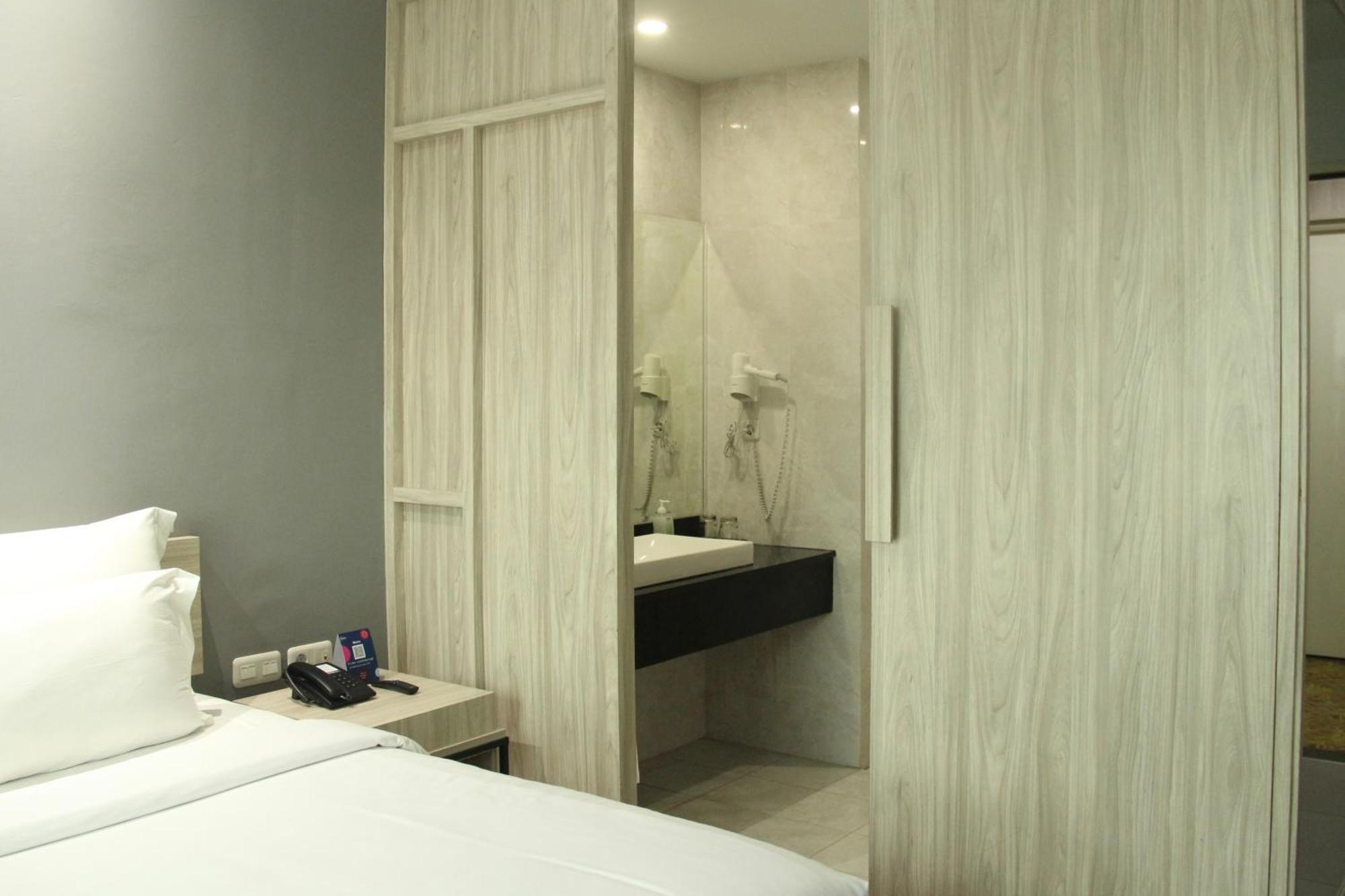 Sparks Life Jakarta, Artotel Curated Экстерьер фото
