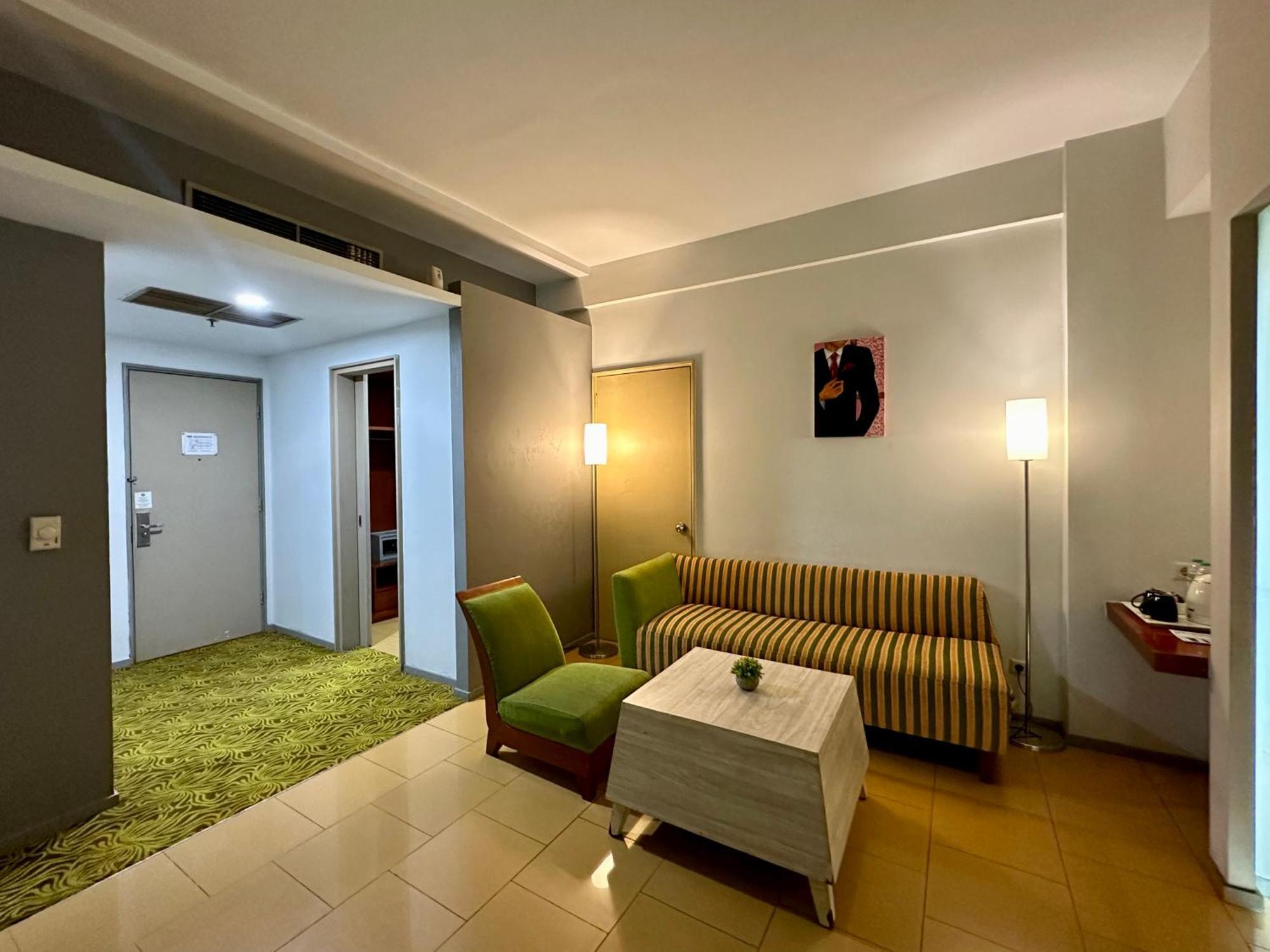 Sparks Life Jakarta, Artotel Curated Экстерьер фото