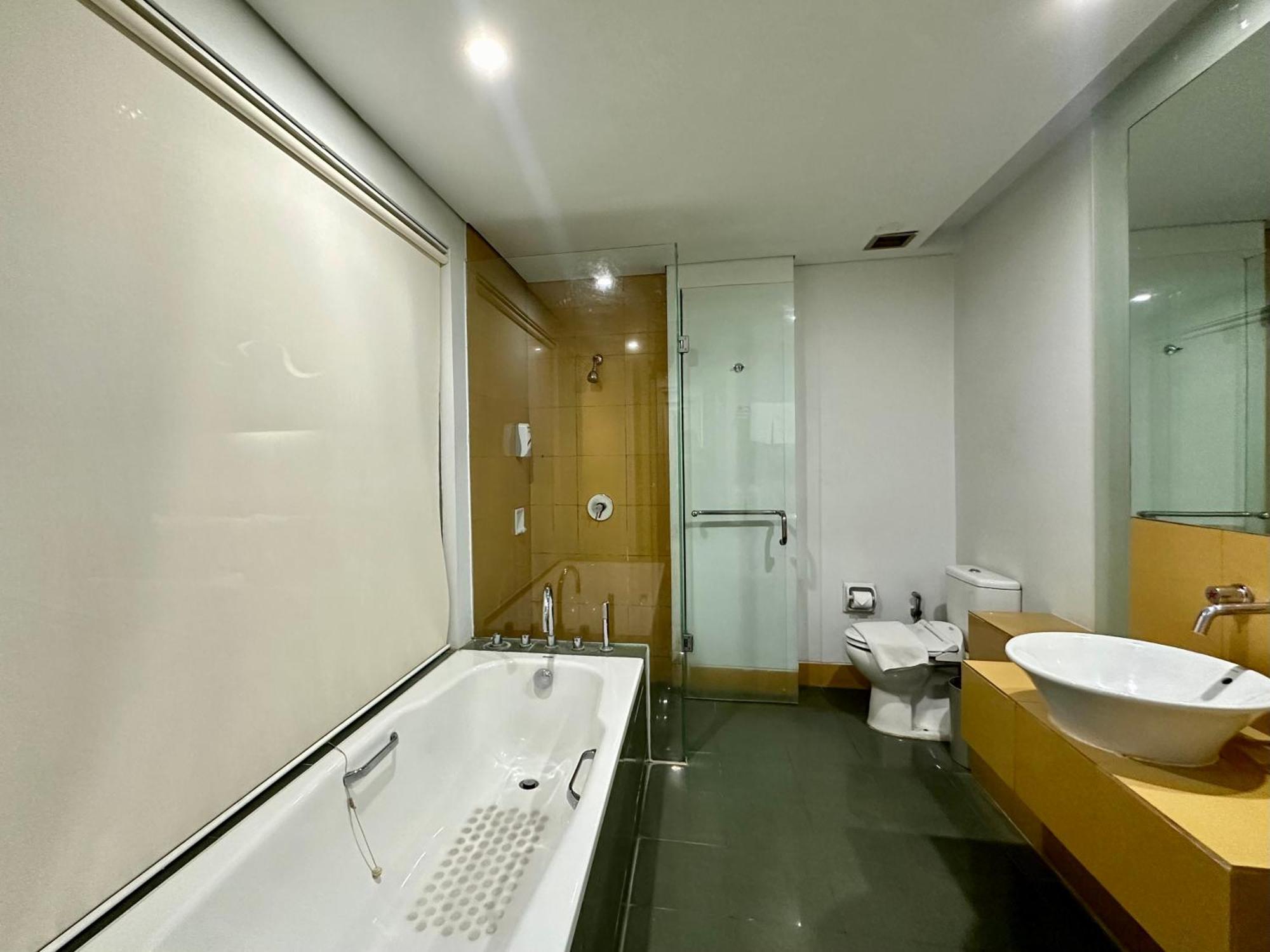 Sparks Life Jakarta, Artotel Curated Экстерьер фото